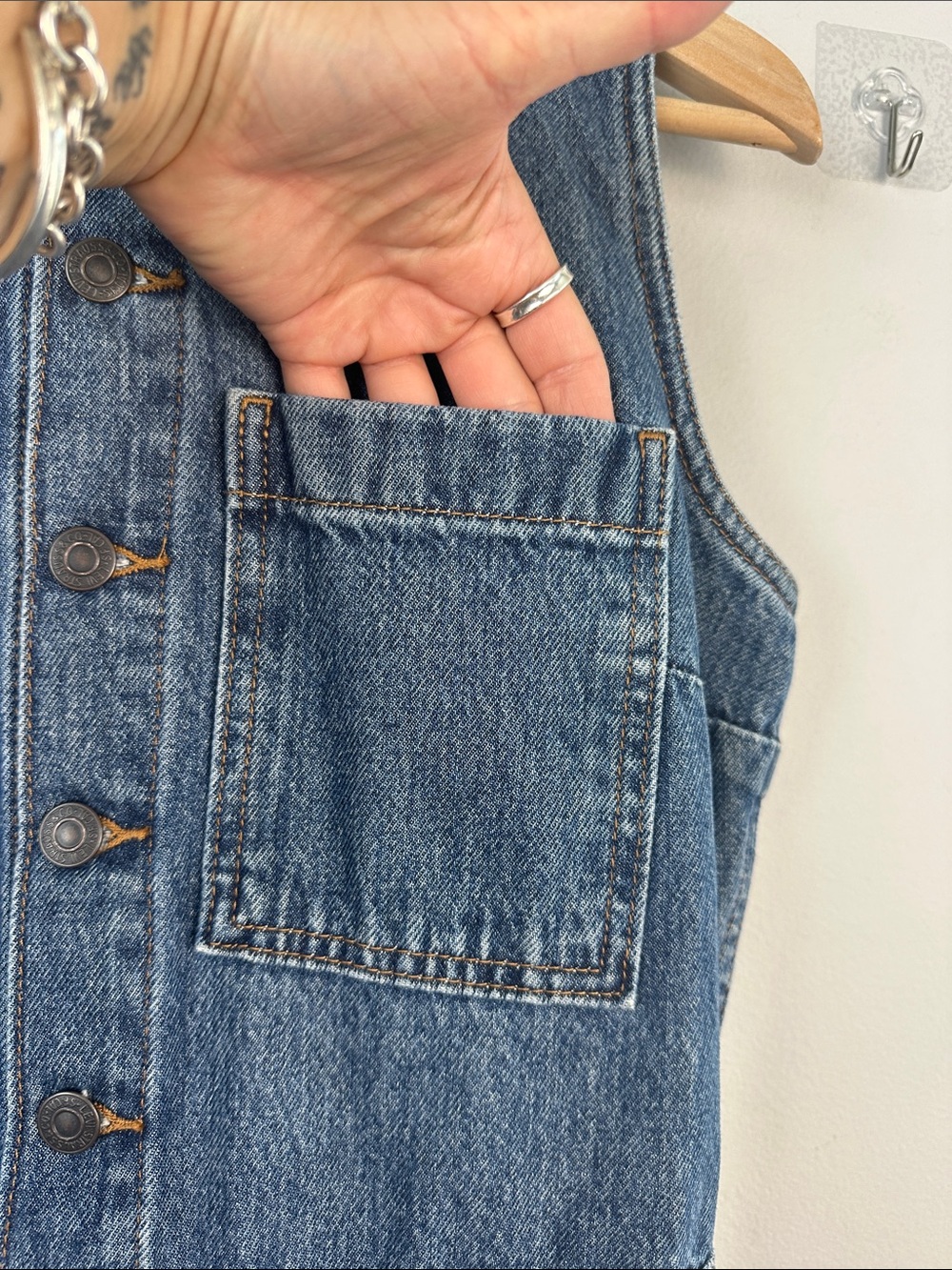 NEW Levi’s Blue Denim Jumpsuit Small Sleeveless Cotton Pockets Relaxed Casual - Picture 4 of 16